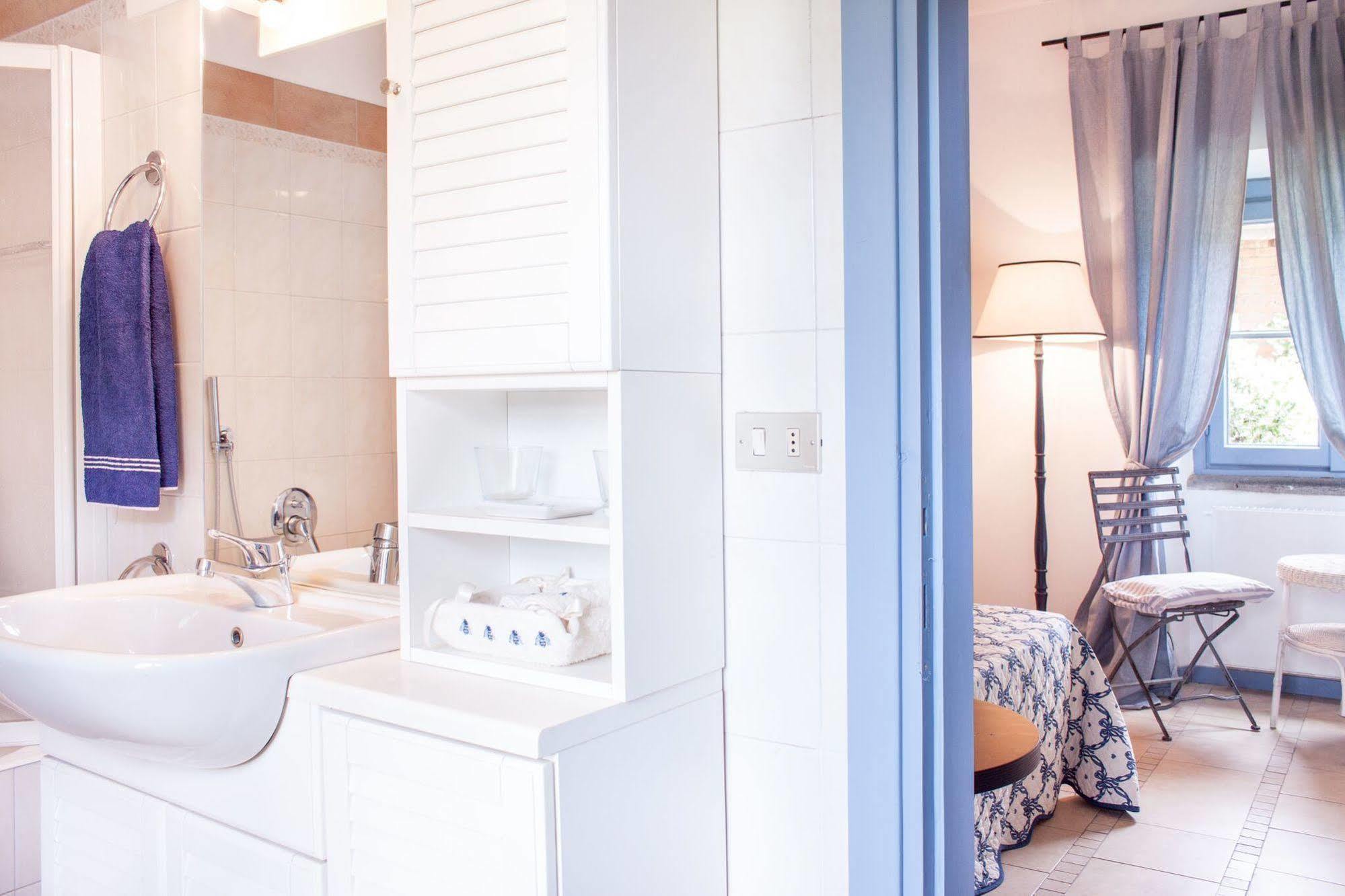 Casa La Viola Blu Bed & Breakfast Чернобио Екстериор снимка