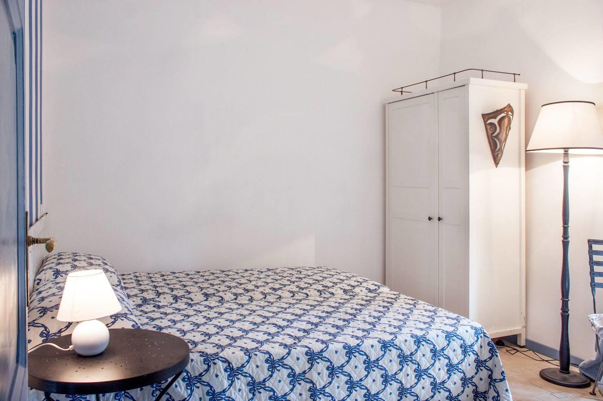 Casa La Viola Blu Bed & Breakfast Чернобио Екстериор снимка
