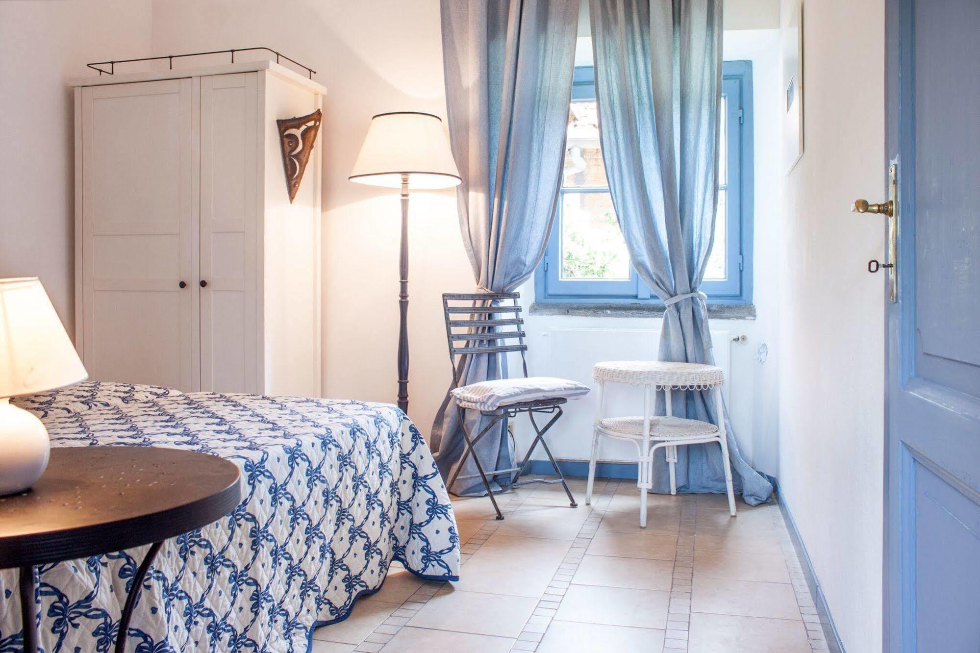 Casa La Viola Blu Bed & Breakfast Чернобио Екстериор снимка